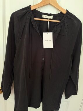 New with tags Everlane black top,
Size small